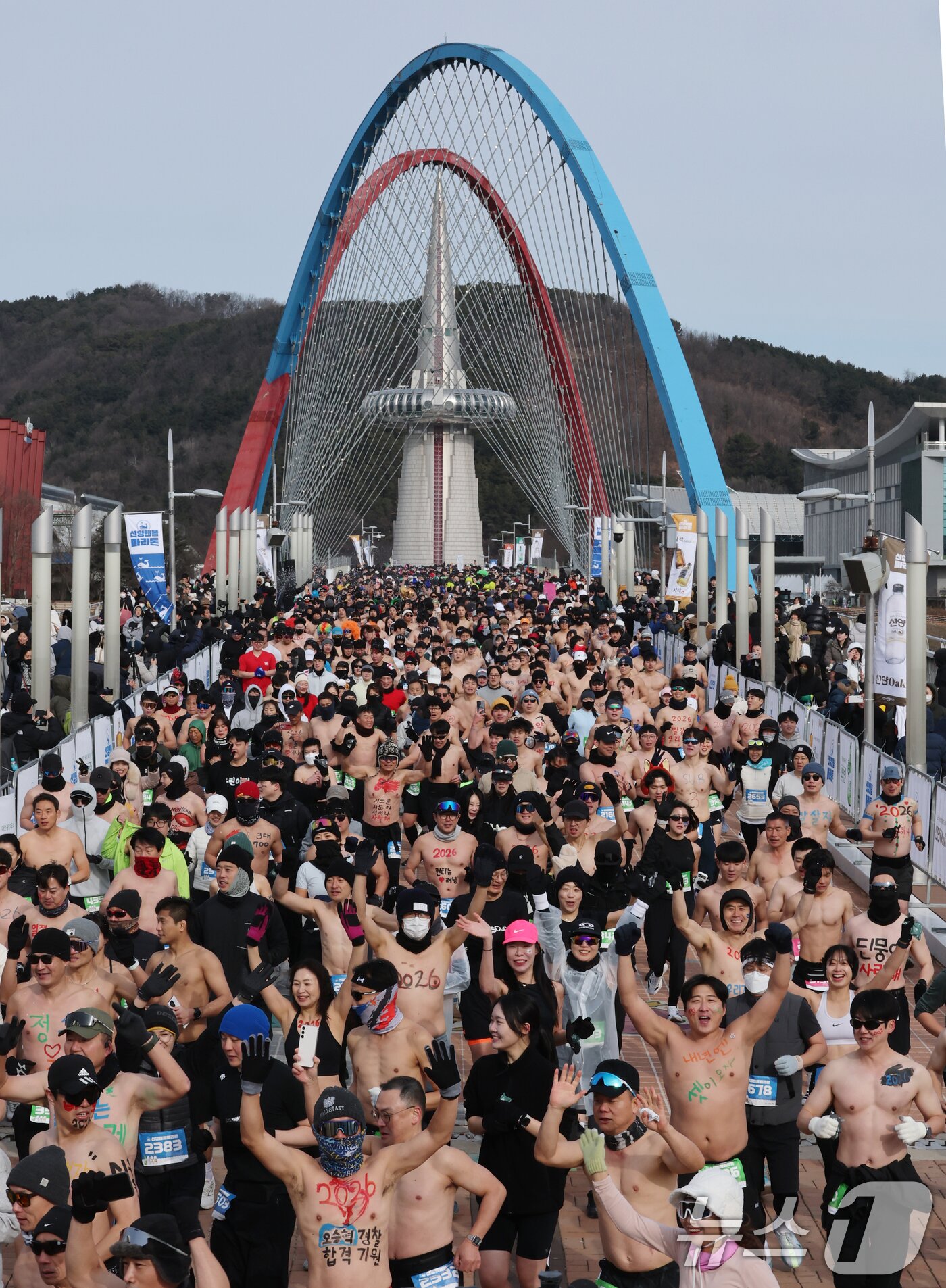 본문 이미지 - 1일 대전 엑스포과학공원 일원에서 열린 2026 선양 맨몸마라톤에서 참가자들이 힘차게 달리고 있다. 올해 10년째를 맞은 이번 대회는 ‘새해 시작’을 상징하는 숫자 1에 맞춰 매년 1월 1일 오전 11시 11분 11초에 출발해 7km를 달린다. 2026.1.1/뉴스1 ⓒ News1 김기태 기자