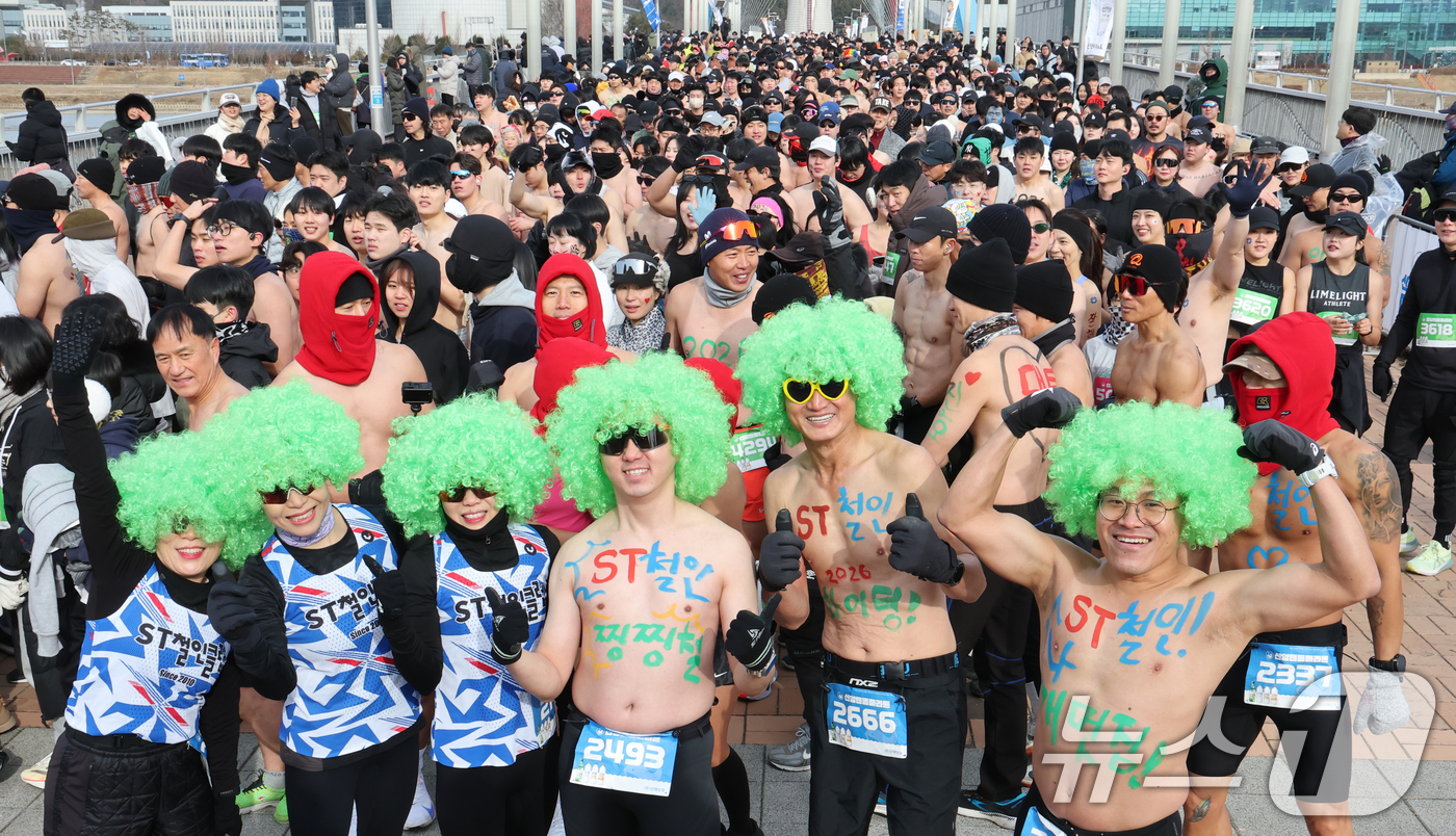 (대전=뉴스1) 김기태 기자 = 1일 대전 엑스포과학공원 일원에서 열린 2026 선양 맨몸마라톤에서 참가자들이 포즈를 취하고 있다.올해 10년째를 맞은 이번 대회는 ‘새해 시작’을 …