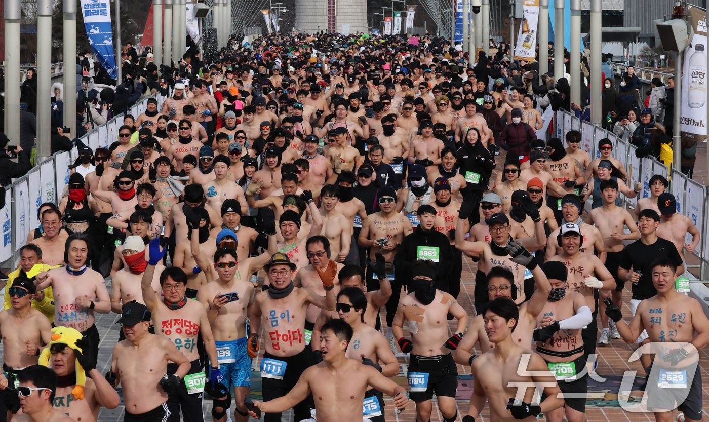 (대전=뉴스1) 김기태 기자 = 1일 대전 엑스포과학공원 일원에서 열린 2026 선양 맨몸마라톤에서 참가자들이 힘차게 달리고 있다.올해 10년째를 맞은 이번 대회는 ‘새해 시작’을 …