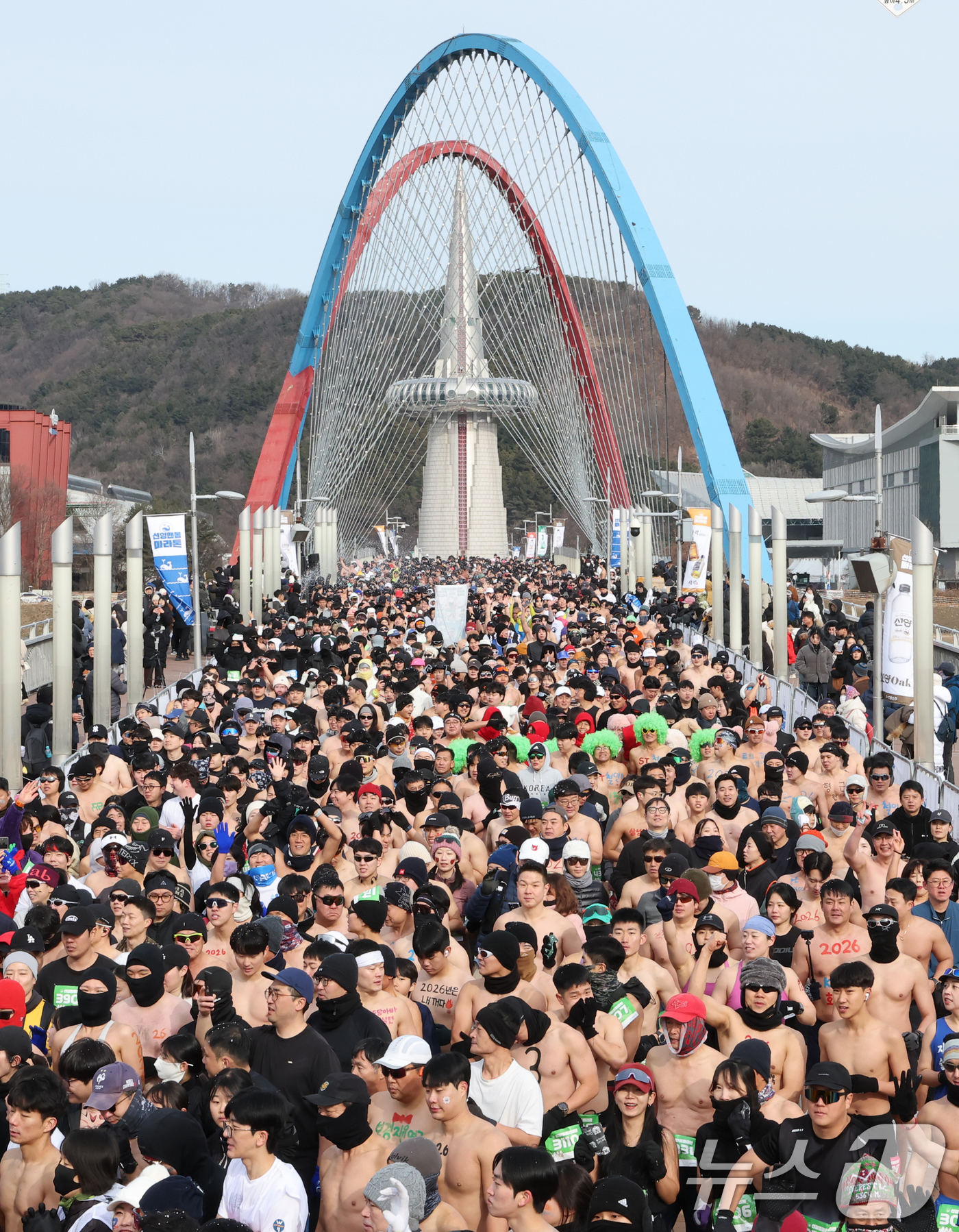 (대전=뉴스1) 김기태 기자 = 1일 대전 엑스포과학공원 일원에서 열린 2026 선양 맨몸마라톤에서 참가자들이 힘차게 달리고 있다.올해 10년째를 맞은 이번 대회는 ‘새해 시작’을 …