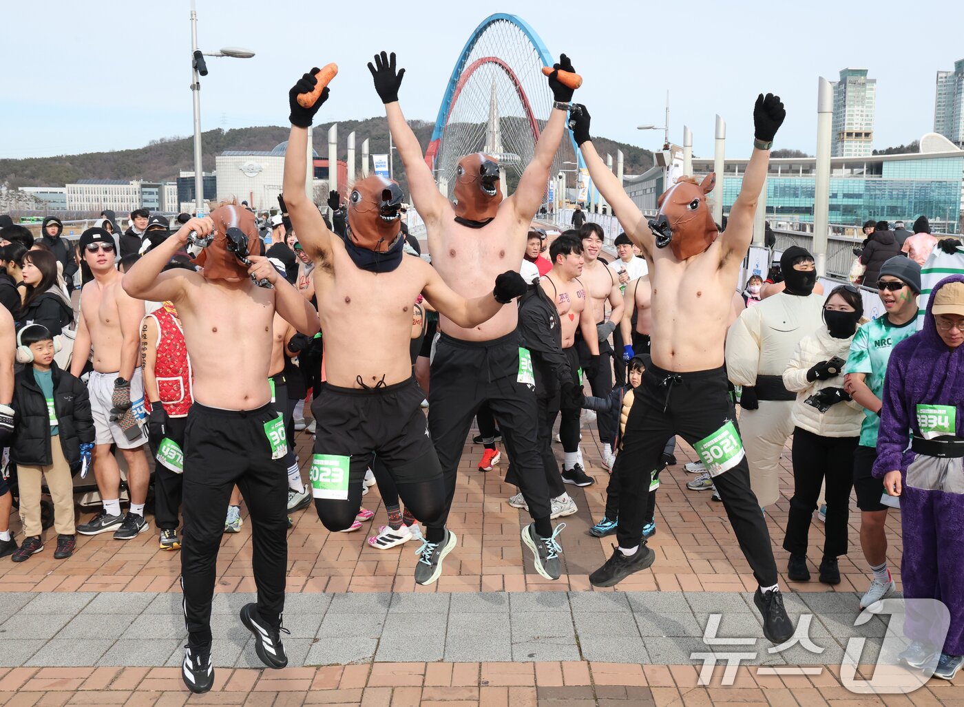 본문 이미지 - 1일 대전 엑스포과학공원 일원에서 열린 2026 선양 맨몸마라톤에서 참가자들이 포즈를 취하고 있다. 2026.1.1/뉴스1 ⓒ News1 김기태 기자