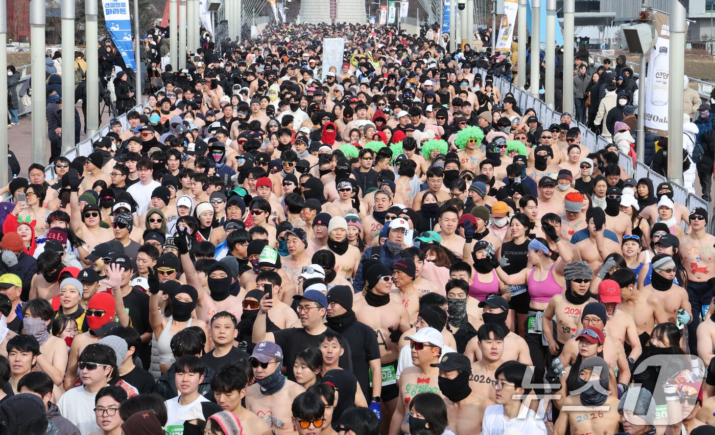 본문 이미지 - 1일 대전 엑스포과학공원 일원에서 열린 2026 선양 맨몸마라톤에서 참가자들이 힘차게 달리고 있다.  2026.1.1/뉴스1 ⓒ News1 김기태 기자
