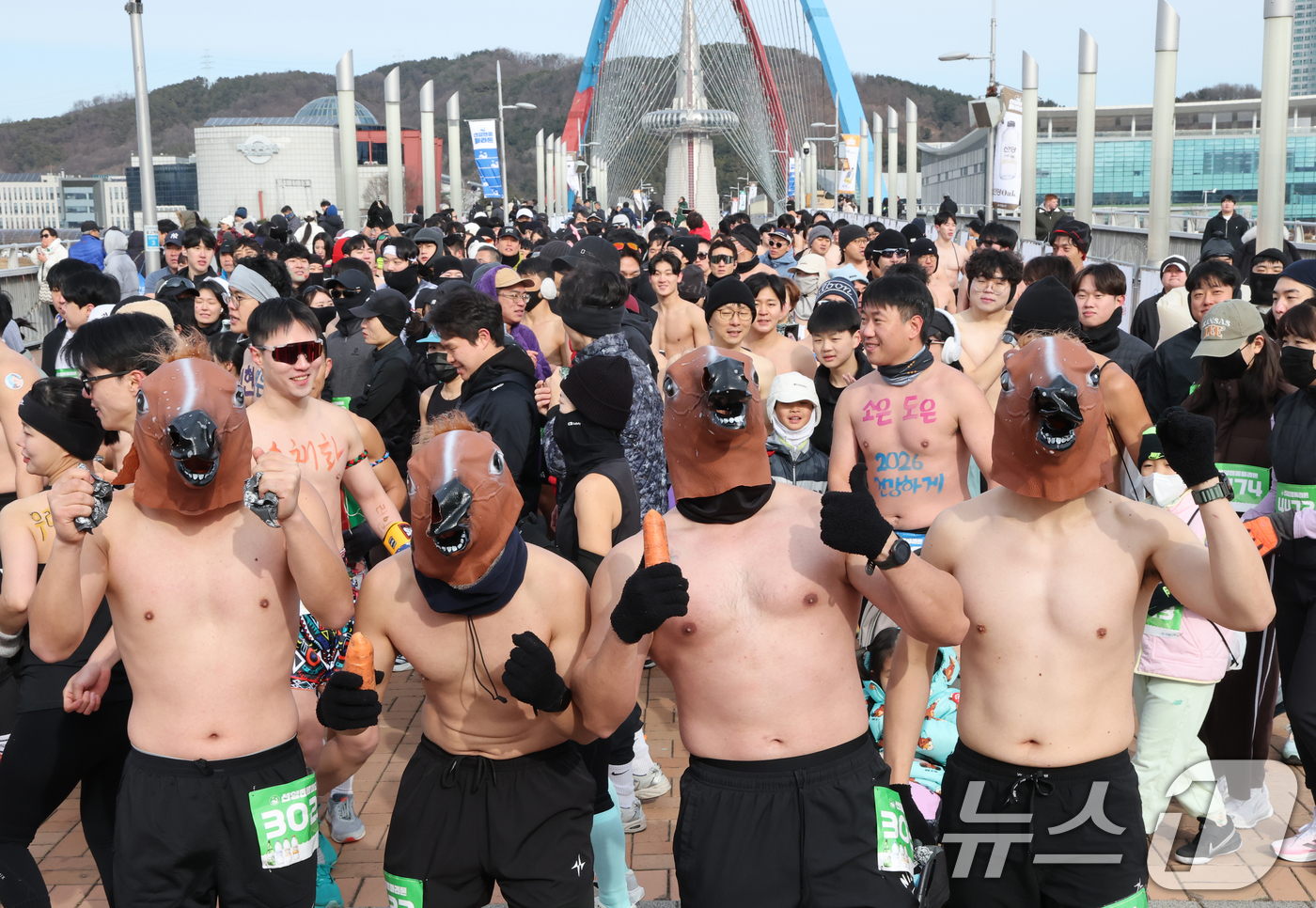 (대전=뉴스1) 김기태 기자 = 1일 대전 엑스포과학공원 일원에서 열린 2026 선양 맨몸마라톤에서 참가자들이 포즈를 취하고 있다.올해 10년째를 맞은 이번 대회는 ‘새해 시작’을 …