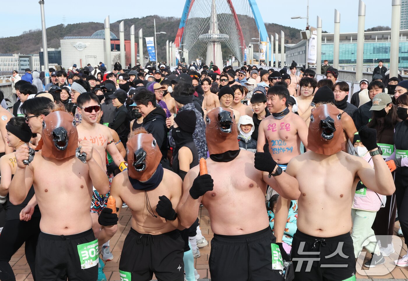 본문 이미지 - 1일 대전 엑스포과학공원 일원에서 열린 2026 선양 맨몸마라톤에서 참가자들이 포즈를 취하고 있다. 2026.1.1/뉴스1 ⓒ News1 김기태 기자