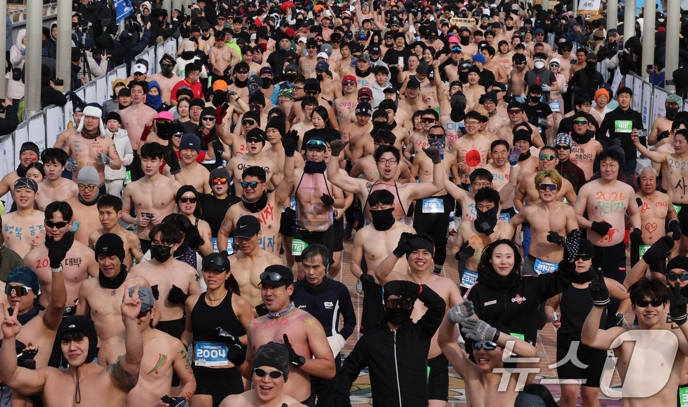 (대전=뉴스1) 김기태 기자 = 1일 대전 엑스포과학공원 일원에서 열린 2026 선양 맨몸마라톤에서 참가자들이 힘차게 달리고 있다.올해 10년째를 맞은 이번 대회는 ‘새해 시작’을 …