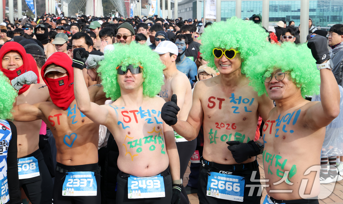 (대전=뉴스1) 김기태 기자 = 1일 대전 엑스포과학공원 일원에서 열린 2026 선양 맨몸마라톤에서 참가자들이 포즈를 취하고 있다.올해 10년째를 맞은 이번 대회는 ‘새해 시작’을 …