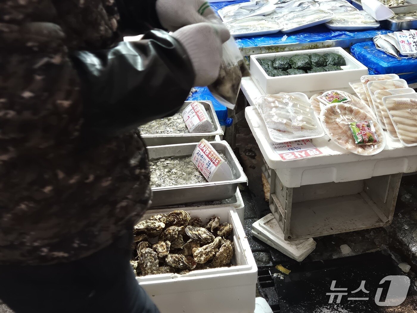 본문 이미지 - 새해 첫날인 1일 경기 구리시 구리전통시장에서 한 상인이 거스름돈을 준비하고 있다.2026.01.01/뉴스1 양희문 기자 