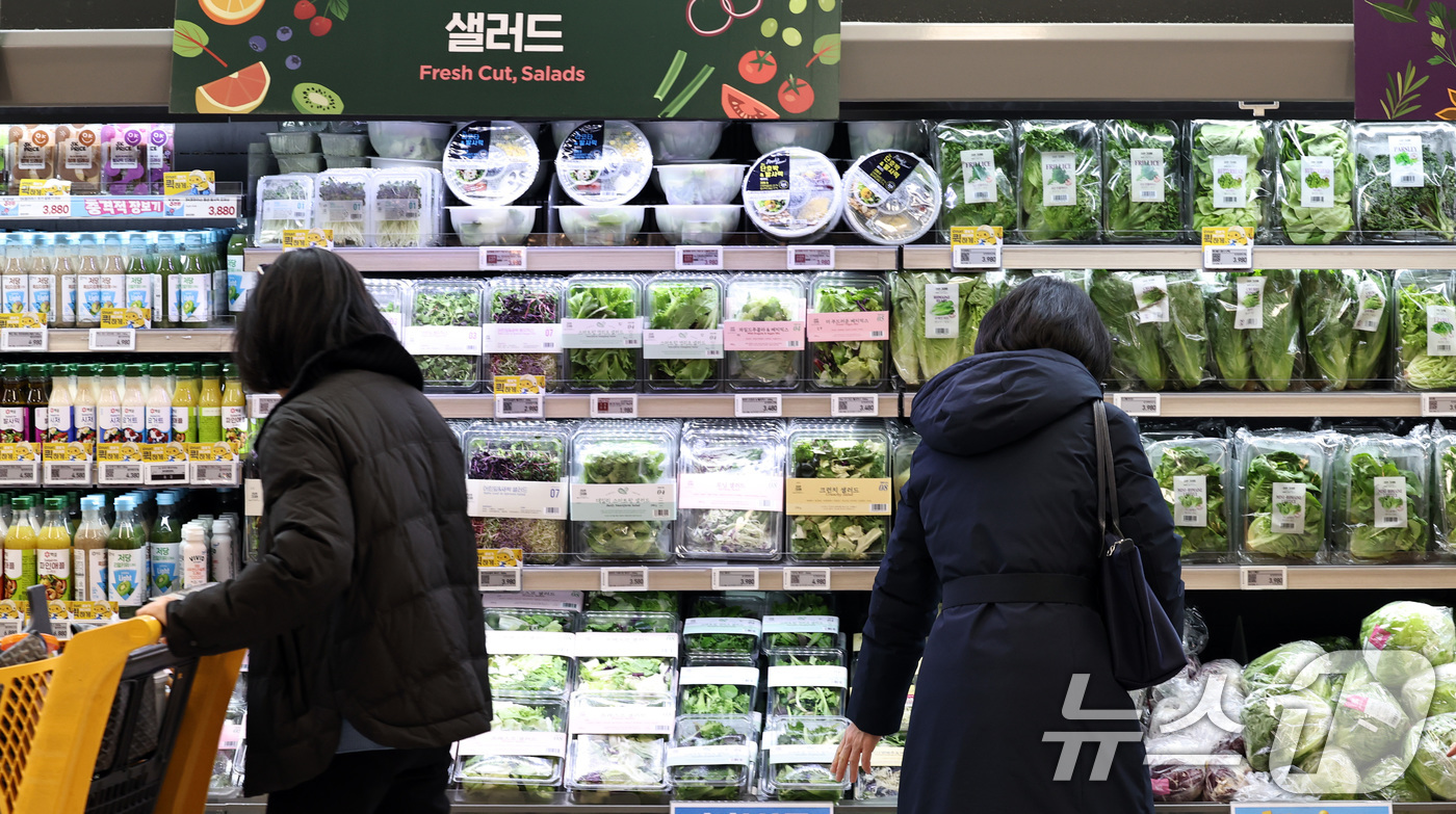 (서울=뉴스1) 구윤성 기자 = 1일 오후 서울의 한 대형마트에 시민들이 장을 보고 있다.이날 국가데이터처가 발표한 '2025년 12월 및 연간 소비자물가동향'에 따르면, 먹거리 …