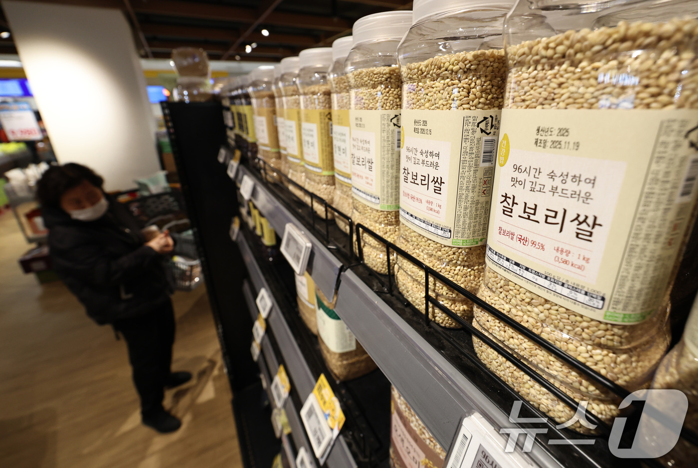 (서울=뉴스1) 구윤성 기자 = 1일 오후 서울의 한 대형마트에 보리쌀이 진열돼 있다.이날 국가데이터처가 발표한 '2025년 12월 및 연간 소비자물가동향'에 따르면, 먹거리 연간 …