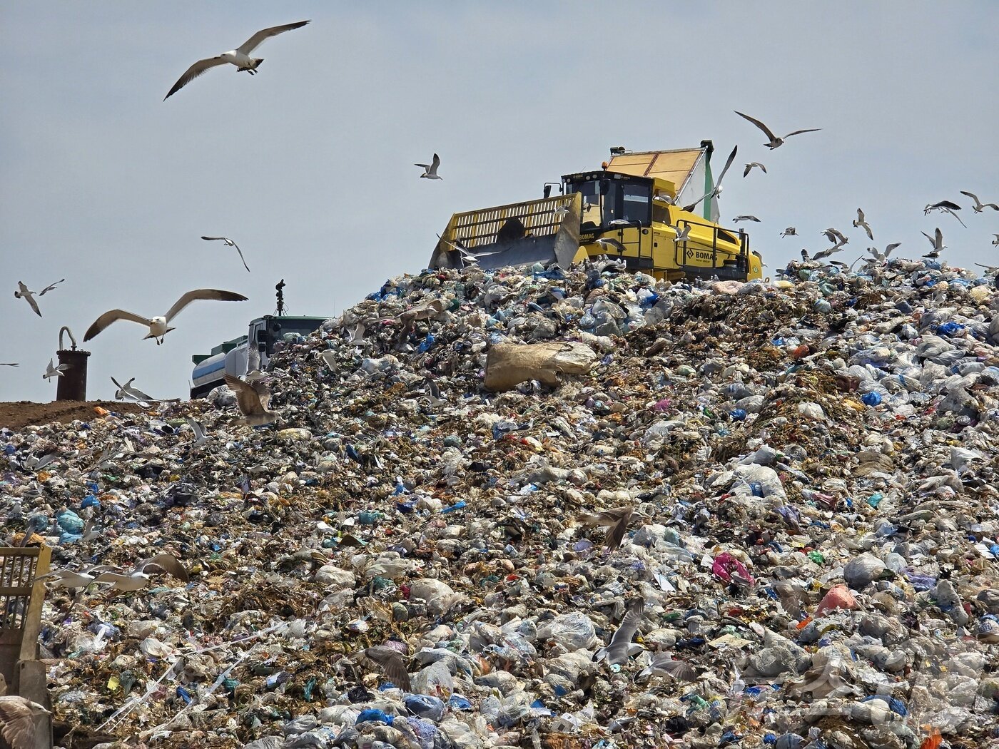 본문 이미지 - 인천 서구 검암동 인근 수도권매립지 제3매립장에서 기후에너지환경부 수도권매립지관리공사 소속 직원들이 쓰레기를 매립하는 모습 2024.5.10/뉴스1 ⓒ News1 황덕현 기후환경전문기자