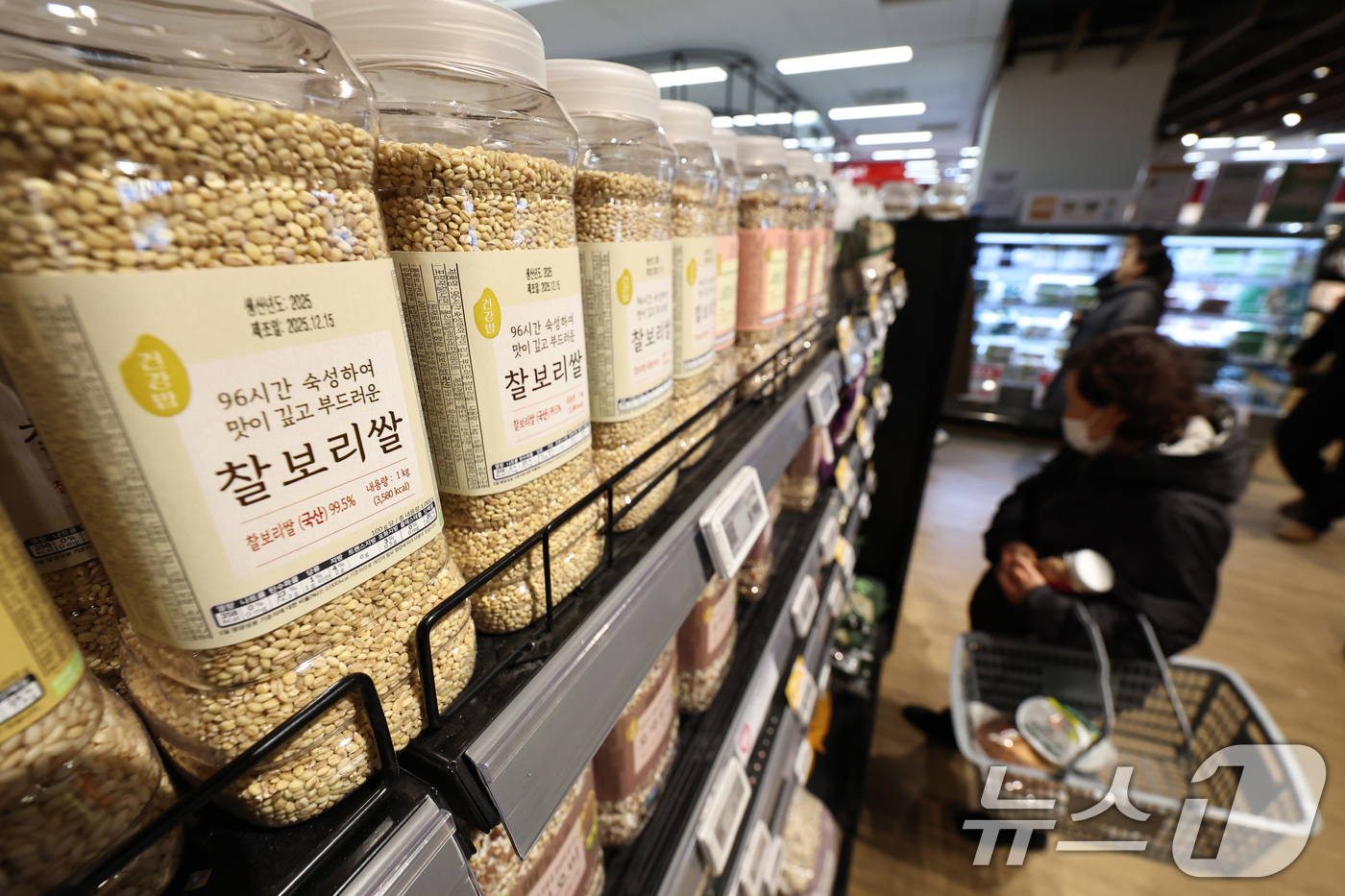 (서울=뉴스1) 구윤성 기자 = 1일 오후 서울의 한 대형마트에 보리쌀이 진열돼 있다.이날 국가데이터처가 발표한 '2025년 12월 및 연간 소비자물가동향'에 따르면, 먹거리 연간 …