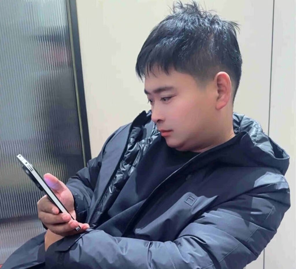 본문 이미지 - 장 씨의 남편. (SCMP 갈무리)