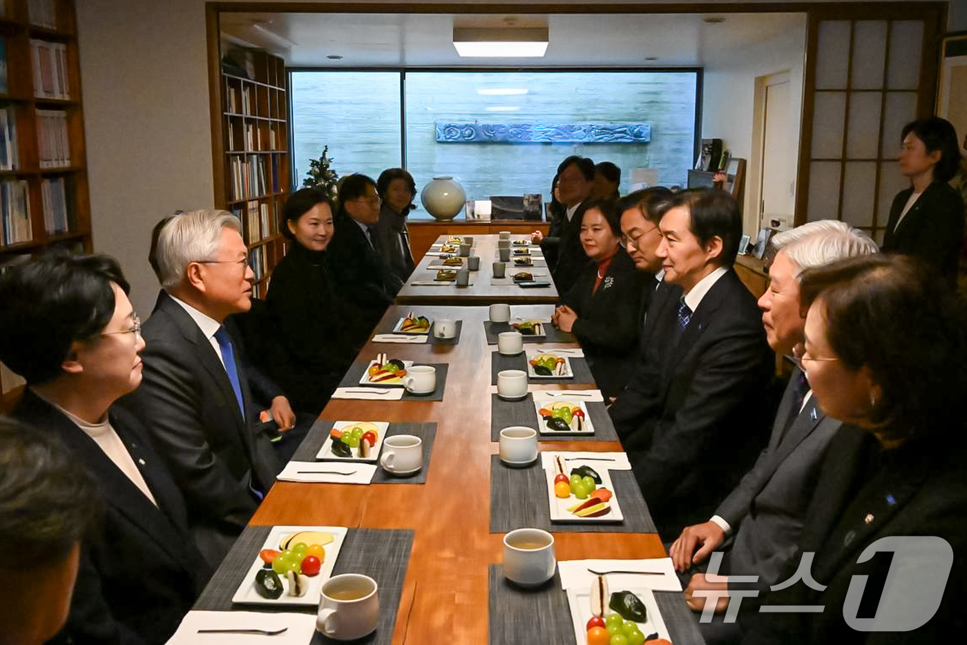 (서울=뉴스1) 유승관 기자 = 조국 조국혁신당 대표와 서왕진 원내대표를 비롯한 지도부가 1일 새해를 맞아 경남 양산 평산마을을 찾아 문재인 전 대통령을 예방하고 있다. (조국혁신 …