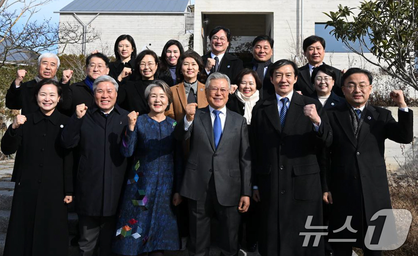 (서울=뉴스1) 유승관 기자 = 조국 조국혁신당 대표와 서왕진 원내대표를 비롯한 지도부가 1일 새해를 맞아 경남 양산 평산마을을 찾아 문재인 전 대통령 부부와 기념 촬영을 하고 있 …