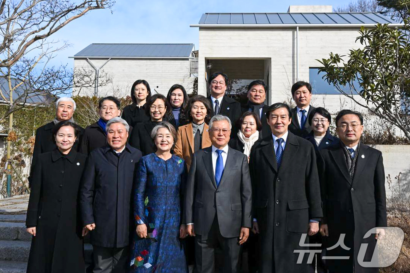 (서울=뉴스1) 유승관 기자 = 조국 조국혁신당 대표와 서왕진 원내대표를 비롯한 지도부가 1일 새해를 맞아 경남 양산 평산마을을 찾아 문재인 전 대통령 부부와 기념 촬영을 하고 있 …