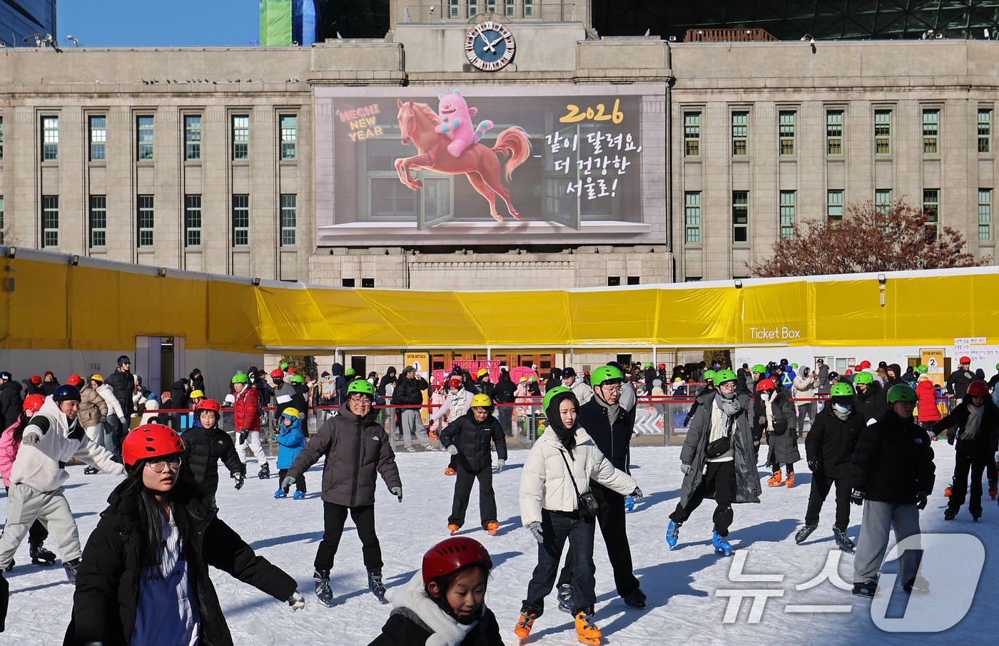 (서울=뉴스1) 오대일 기자 = 새해 첫 날인 1일 오후 서울 중구 서울광장 스케이트장을 찾은 시민들이 병오년(丙午年) '붉은 말'의 역동적인 이미지를 담은 서울도서관 외벽 신년편 …