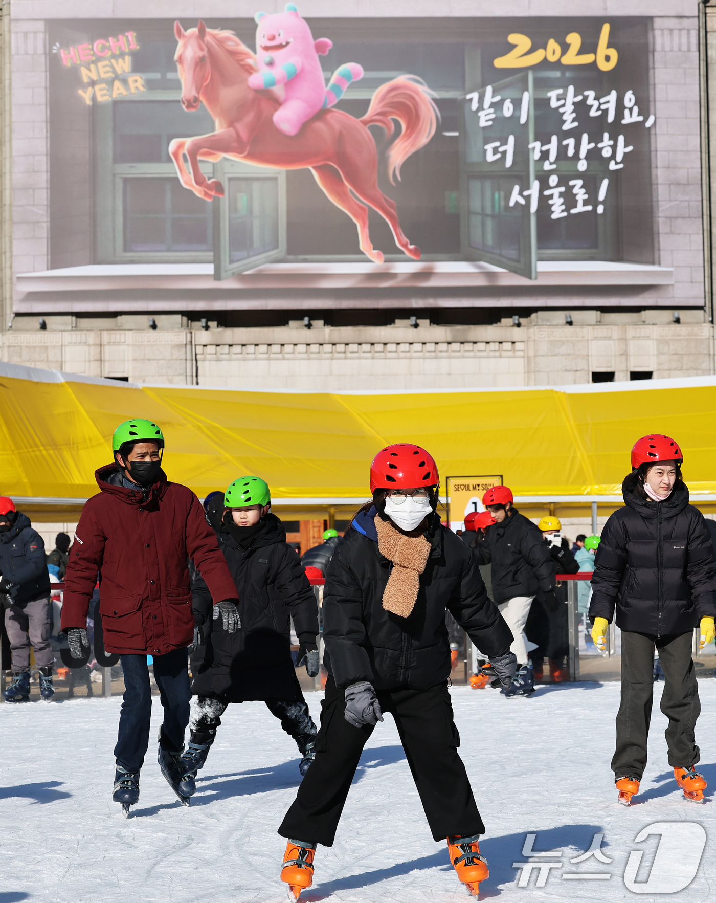 (서울=뉴스1) 오대일 기자 = 새해 첫 날인 1일 오후 서울 중구 서울광장 스케이트장을 찾은 시민들이 병오년(丙午年) '붉은 말'의 역동적인 이미지를 담은 서울도서관 외벽 신년편 …