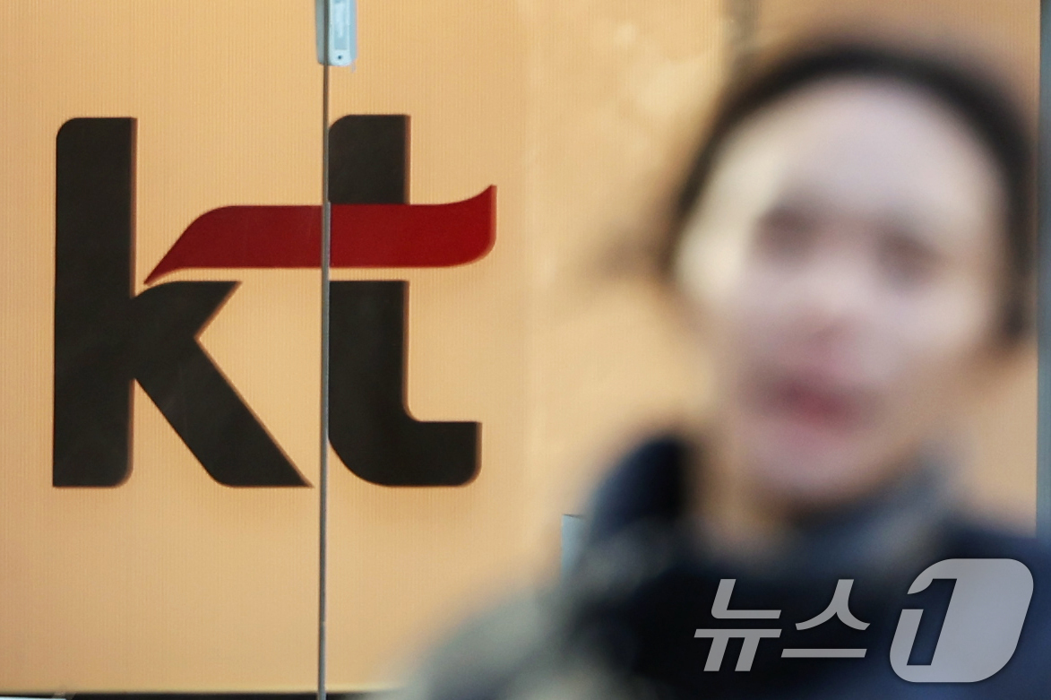 (서울=뉴스1) 황기선 기자 = KT가 위약금을 면제하기 시작한 첫날 1만 명이 넘는 이용자가 이탈했다.1일 통신업계에 따르면 지난해 12월 31일 KT 해지 고객은 1만 142명 …