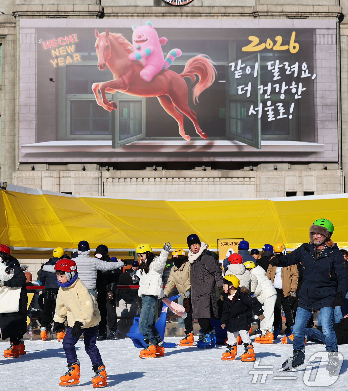 (서울=뉴스1) 오대일 기자 = 새해 첫 날인 1일 오후 서울 중구 서울광장 스케이트장을 찾은 시민들이 병오년(丙午年) '붉은 말'의 역동적인 이미지를 담은 서울도서관 외벽 신년편 …