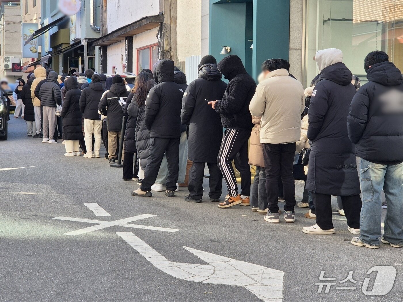 본문 이미지 - 2026년 병오년(丙午年) 새해 첫날인 1일 강원 강릉의 수제 감자스낵 점포에 긴 줄이 이어져 있다. 2026.1.1/뉴스1 윤왕근 기자