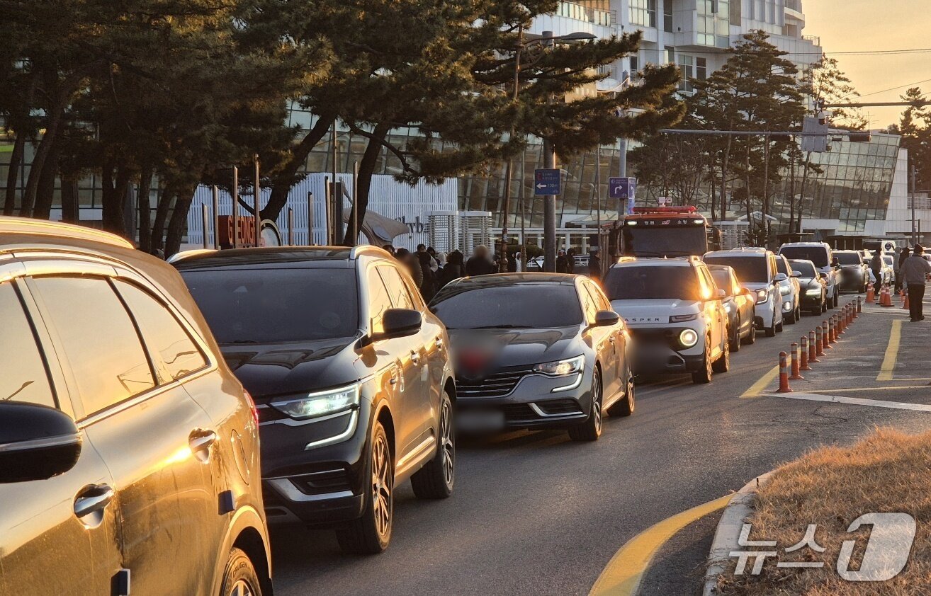 본문 이미지 - 2026년 병오년(丙午年) 새해 첫날인 1일 강원 강릉 경포해변 앞 도로가 해맞이를 마치고 돌아가는 차량으로 정체를 빚고 있다.2026.1.1/뉴스1 윤왕근 기자