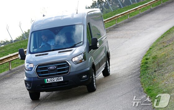 본문 이미지 - 영국 던턴의 포드 기술센터에서 포드의 전기 상용 밴 'E-트랜짓'(E-transit)이 주행하는 모습(자료사진). 2023.01.13. ⓒ 로이터=뉴스1 김성식 기자