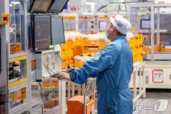 본문 이미지 - LG에너지솔루션 미국 미시간 홀랜드 공장에서 직원이 배터리 생산 공정을 점검하는 모습(자료사진. LG에너지솔루션 제공).