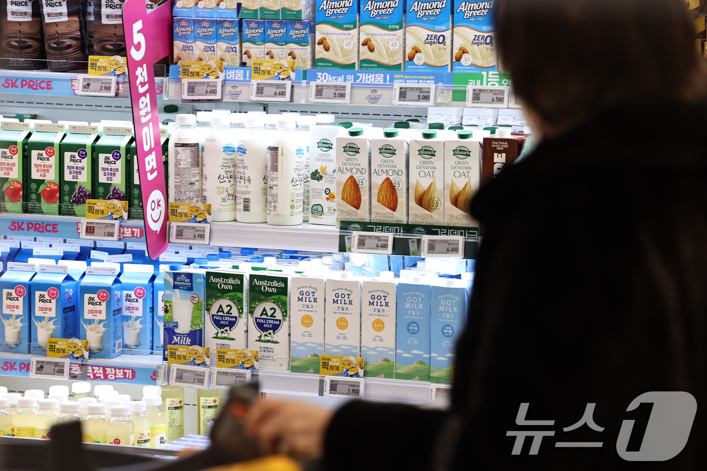 (서울=뉴스1) 구윤성 기자 = 1일 오후 서울의 한 대형마트를 찾은 시민들이 수입산 우유 등을 살피고 있다.이날 유업계에 따르면 이날부터 한·미 자유무역협정(FTA)과 한·EU …