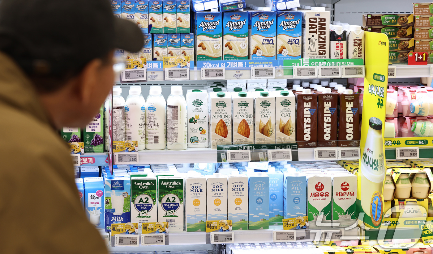 (서울=뉴스1) 구윤성 기자 = 1일 오후 서울의 한 대형마트를 찾은 시민들이 수입산 우유 등을 살피고 있다.이날 유업계에 따르면 이날부터 한·미 자유무역협정(FTA)과 한·EU …