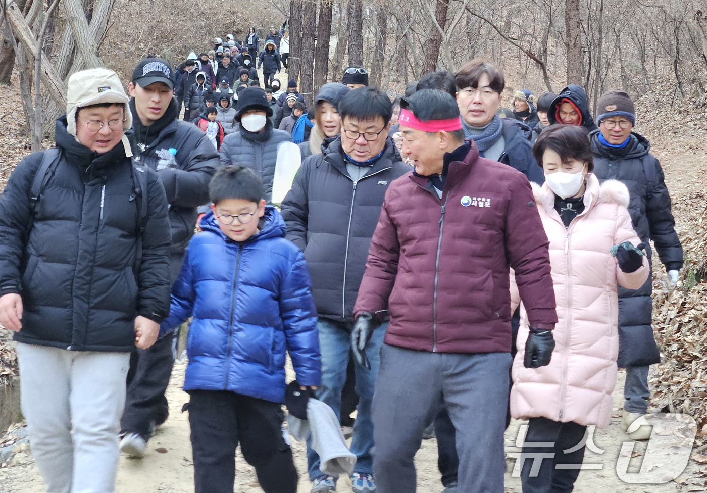 (대전=뉴스1) 김기태 기자 = 서철모 대전 서구청장이 1일 오전 대전 서구 구봉산 일원에서 주민들과 병오년 해맞이 행사를 마치고 주민과 대화하고 있다.이날 해맞이 행사를 주최한 …