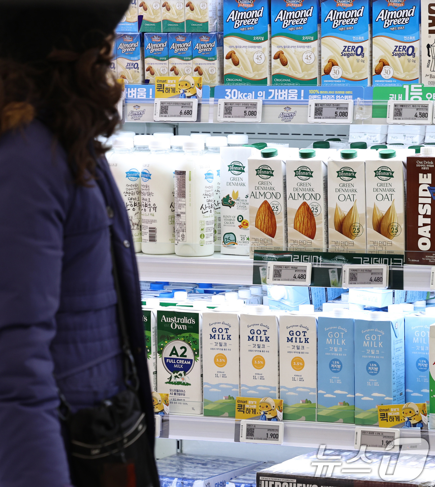 (서울=뉴스1) 구윤성 기자 = 1일 오후 서울의 한 대형마트를 찾은 시민들이 수입산 우유 등을 살피고 있다.이날 유업계에 따르면 이날부터 한·미 자유무역협정(FTA)과 한·EU …
