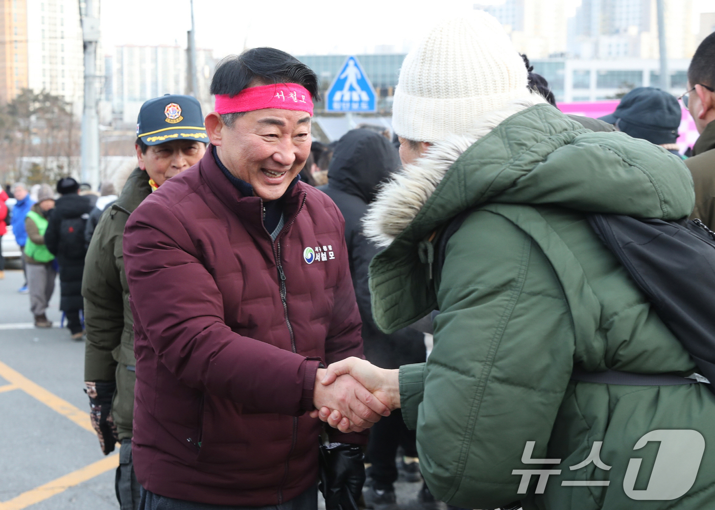 (대전=뉴스1) 김기태 기자 = 서철모 대전 서구청장이 1일 오전 대전 서구 구봉산 일원에서 주민들과 병오년 해맞이 행사에 앞서 주민과 인사하고 있다.이날 해맞이 행사를 주최한 관 …