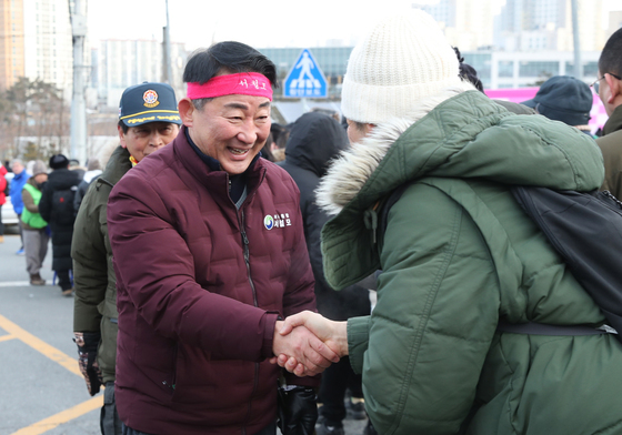 주민과 새해 덕담 나누는 서철모 서구청장