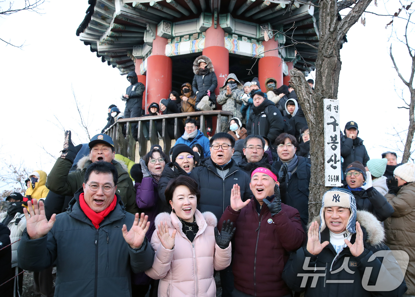 (대전=뉴스1) 김기태 기자 = 서철모 대전 서구청장이 1일 오전 대전 서구 구봉산 일원에서 주민들과 병오년 해맞이 행사를 하고 있다.이날 해맞이 행사를 주최한 관저2동 자생단체장 …