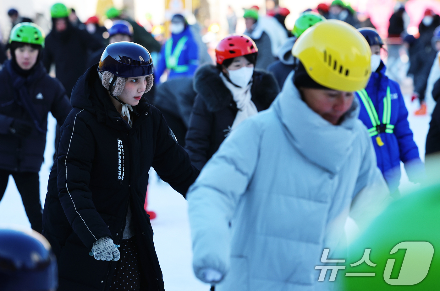 (서울=뉴스1) 오대일 기자 = 새해 첫 날인 1일 오후 서울 중구 서울광장 스케이트장을 찾은 외국인 관광객들이 스케이트를 타며 즐거운 시간을 보내고 있다. 2026.1.1/뉴스1 …