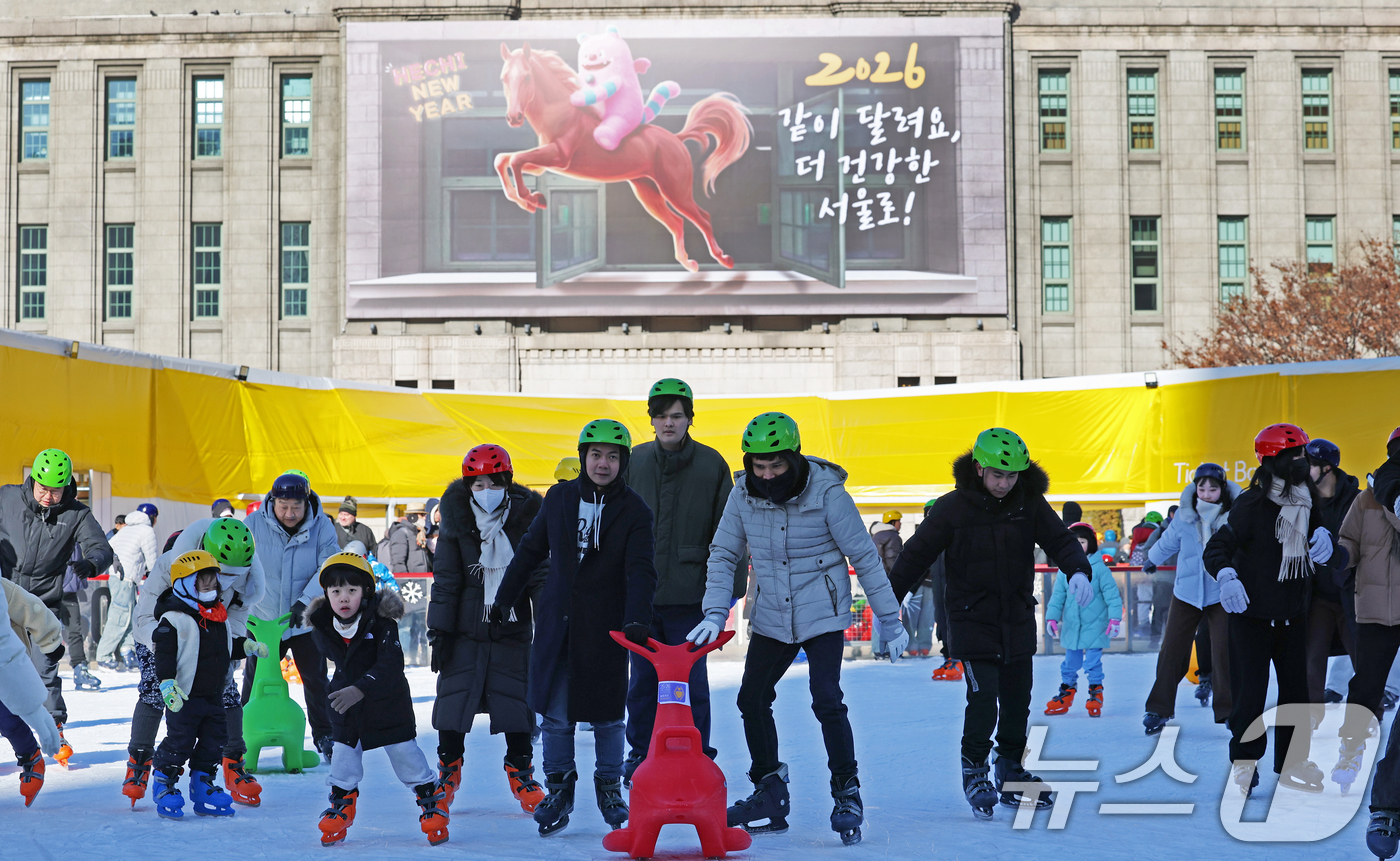 (서울=뉴스1) 오대일 기자 = 새해 첫 날인 1일 오후 서울 중구 서울광장 스케이트장을 찾은 시민들이 병오년(丙午年) '붉은 말'의 역동적인 이미지를 담은 서울도서관 외벽 신년편 …