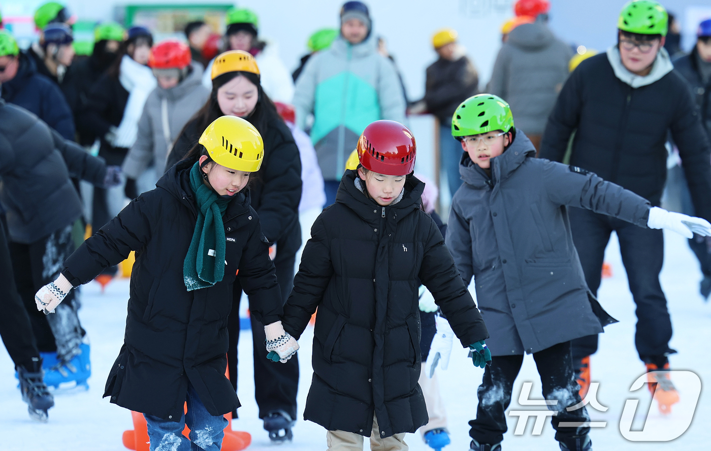 (서울=뉴스1) 오대일 기자 = 새해 첫 날인 1일 오후 서울 중구 서울광장 스케이트장을 찾은 어린이들이 스케이트를 타며 즐거운 시간을 보내고 있다. 2026.1.1/뉴스1