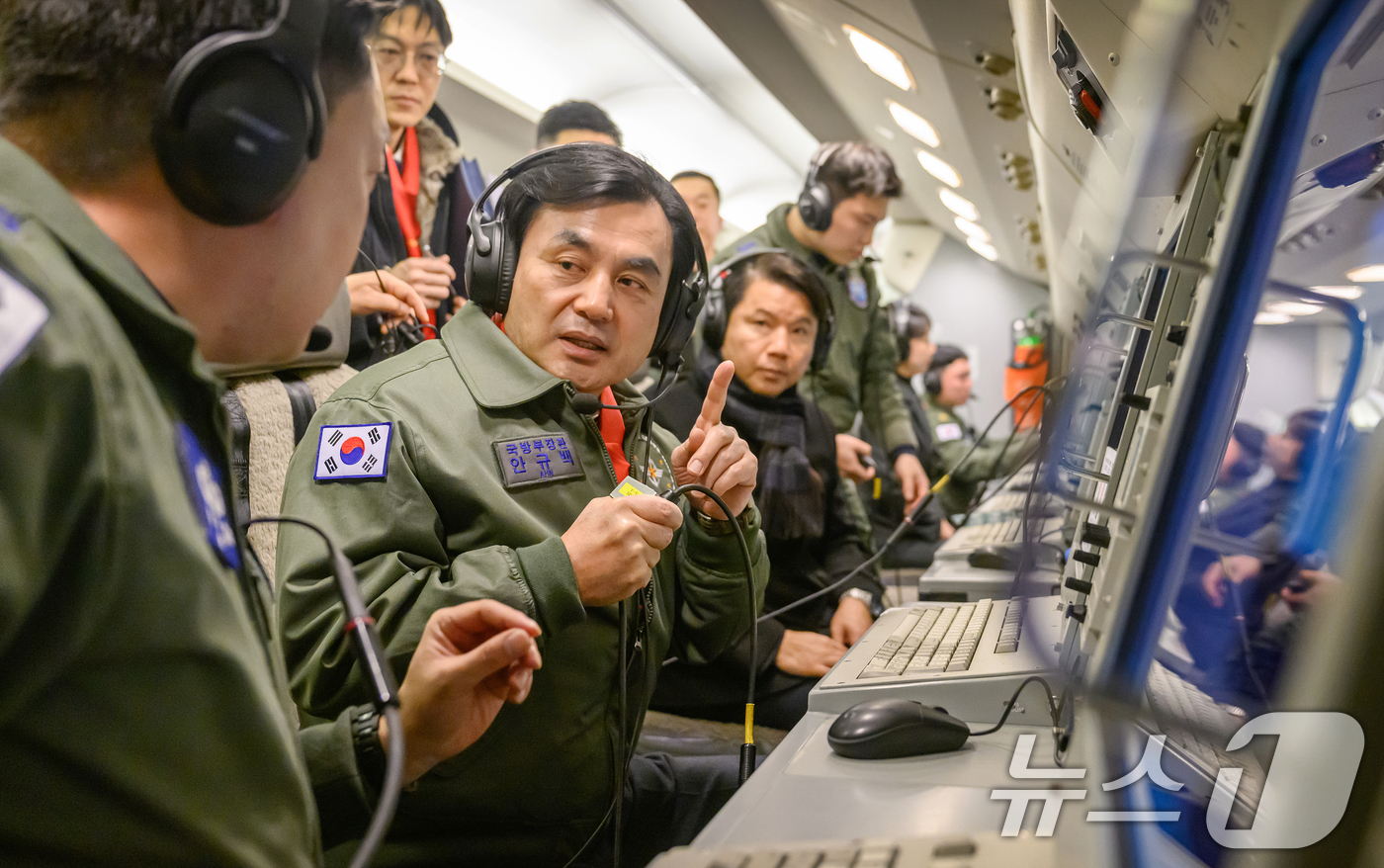 (서울=뉴스1) = 새해 첫 날인 1일 오전 안규백 국방부장관이 '하늘의 지휘소' 공군 항공통제기(E-737 )에 탑승해 군사대비태세를 점검하고 있다. (국방부 제공. 재판매 및 …