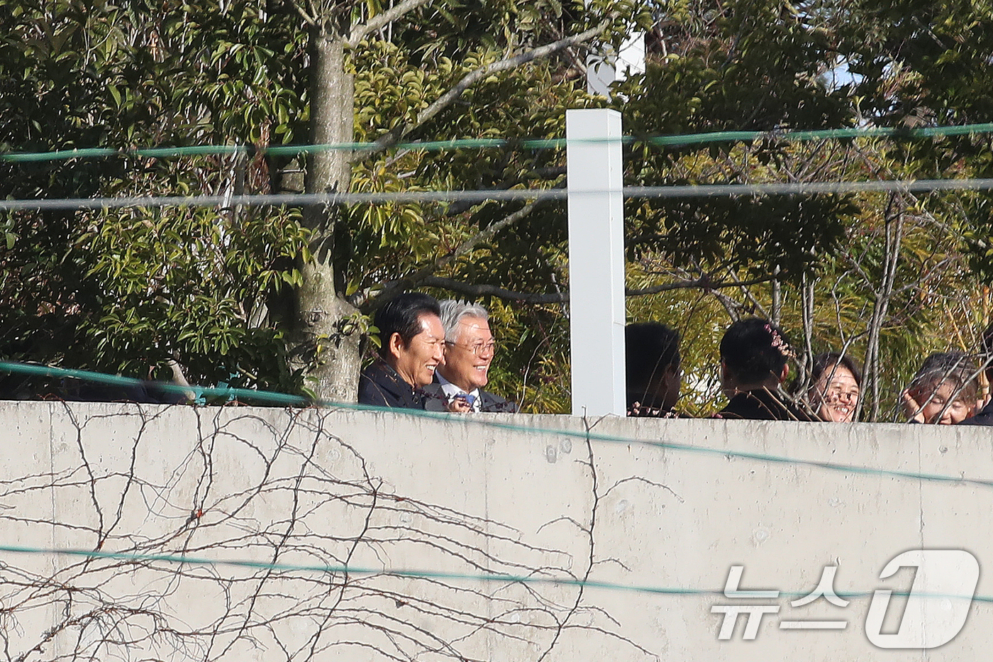 (양산=뉴스1) 윤일지 기자 = 정청래 더불어민주당 대표가 1일 오후 경남 양산 하북면 평산마을 문재인 전 대통령 사저를 방문해 문 전 대통령을 예방하고 있다.  2026.1.1/ …