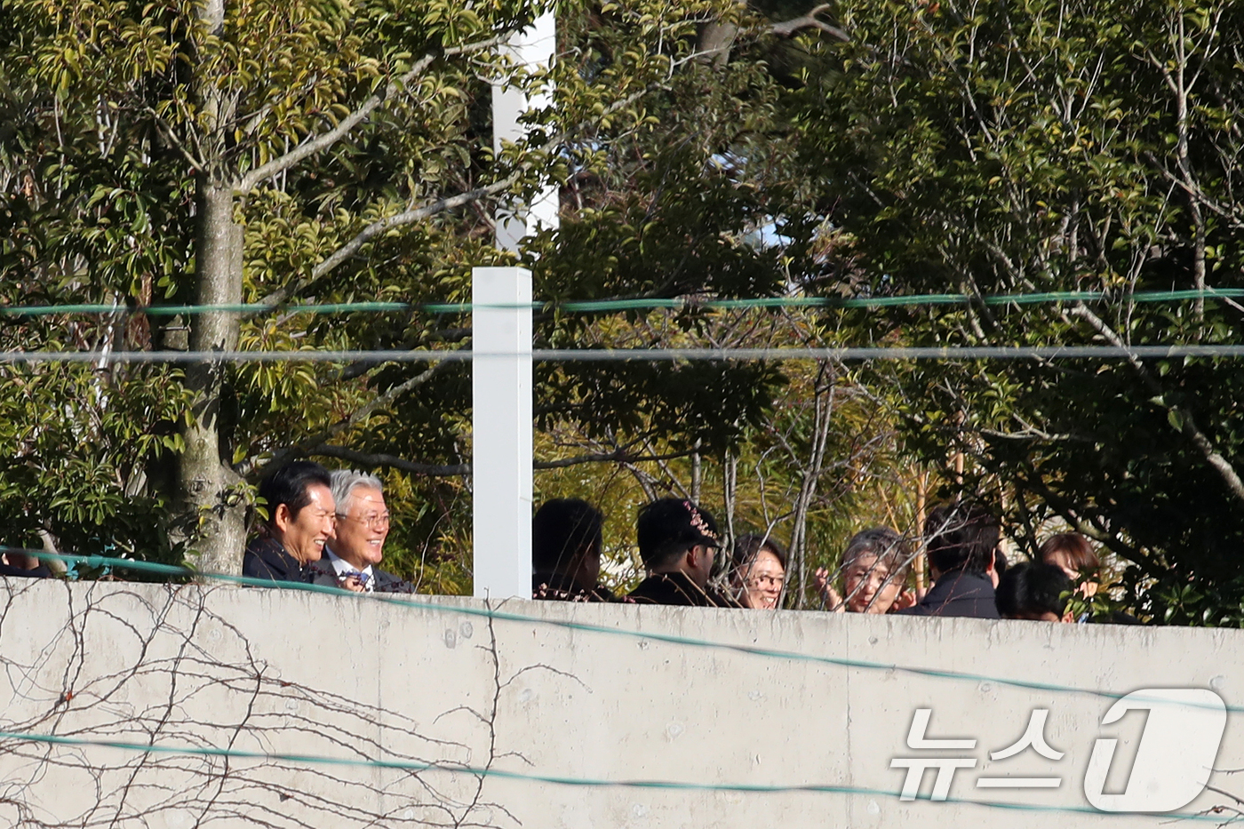 (양산=뉴스1) 윤일지 기자 = 정청래 더불어민주당 대표가 1일 오후 경남 양산 하북면 평산마을 문재인 전 대통령 사저를 방문해 문 전 대통령을 예방하고 있다. 나무 뒤로는 문 전 …