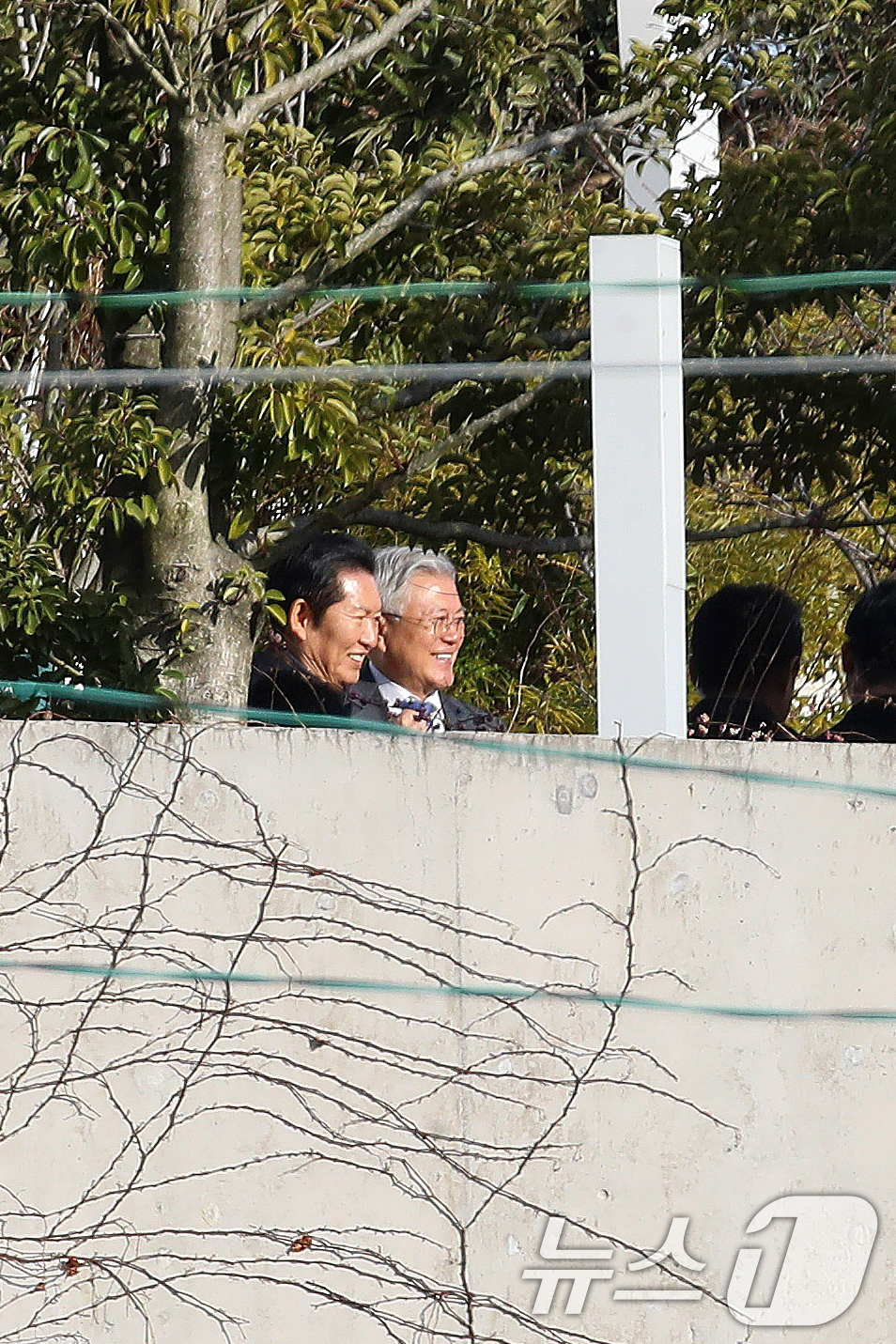 (양산=뉴스1) 윤일지 기자 = 정청래 더불어민주당 대표가 1일 오후 경남 양산 하북면 평산마을 문재인 전 대통령 사저를 방문해 문 전 대통령을 예방하고 있다.  2026.1.1/ …