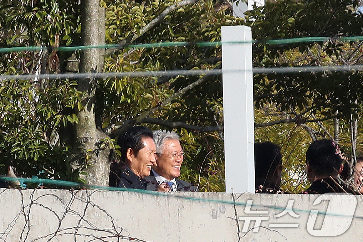 (양산=뉴스1) 윤일지 기자 = 정청래 더불어민주당 대표가 1일 오후 경남 양산 하북면 평산마을 문재인 전 대통령 사저를 방문해 문 전 대통령을 예방하고 있다.  2026.1.1/ …