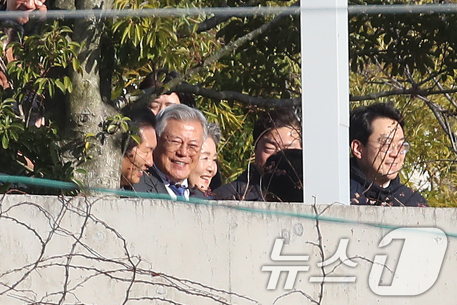 (양산=뉴스1) 윤일지 기자 = 정청래 더불어민주당 대표가 1일 오후 경남 양산 하북면 평산마을 문재인 전 대통령 사저를 방문해 문 전 대통령과 부인 김정숙 여사를 예방하고 있다. …