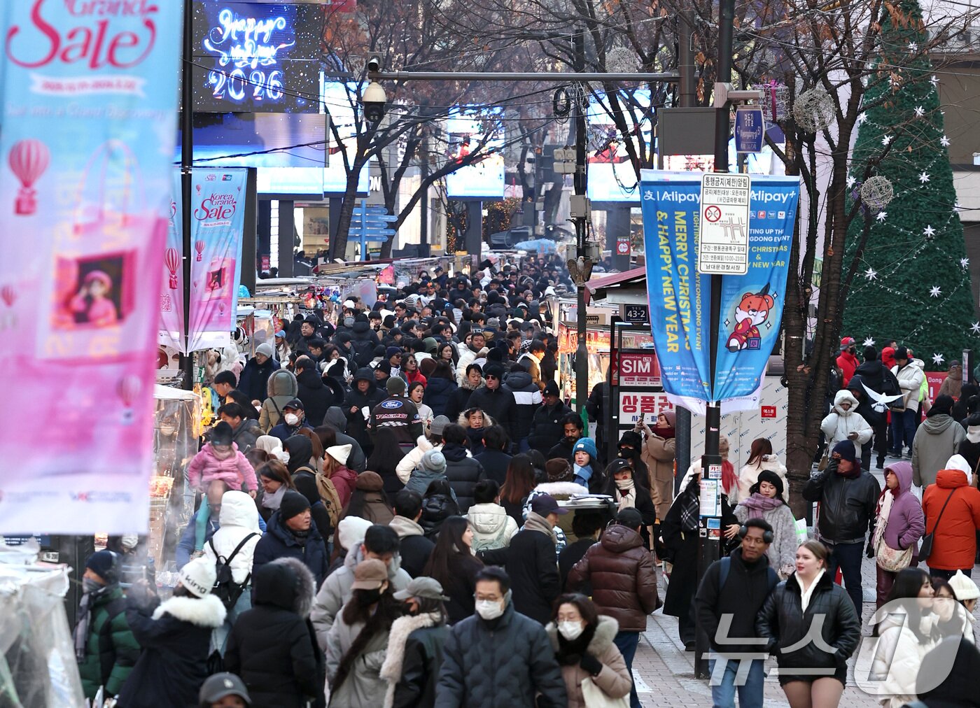 본문 이미지 - 서울 중구 명동거리가 외국인관광객과 나들이객들로 북적이고 있다.ⓒ News1 구윤성 기자