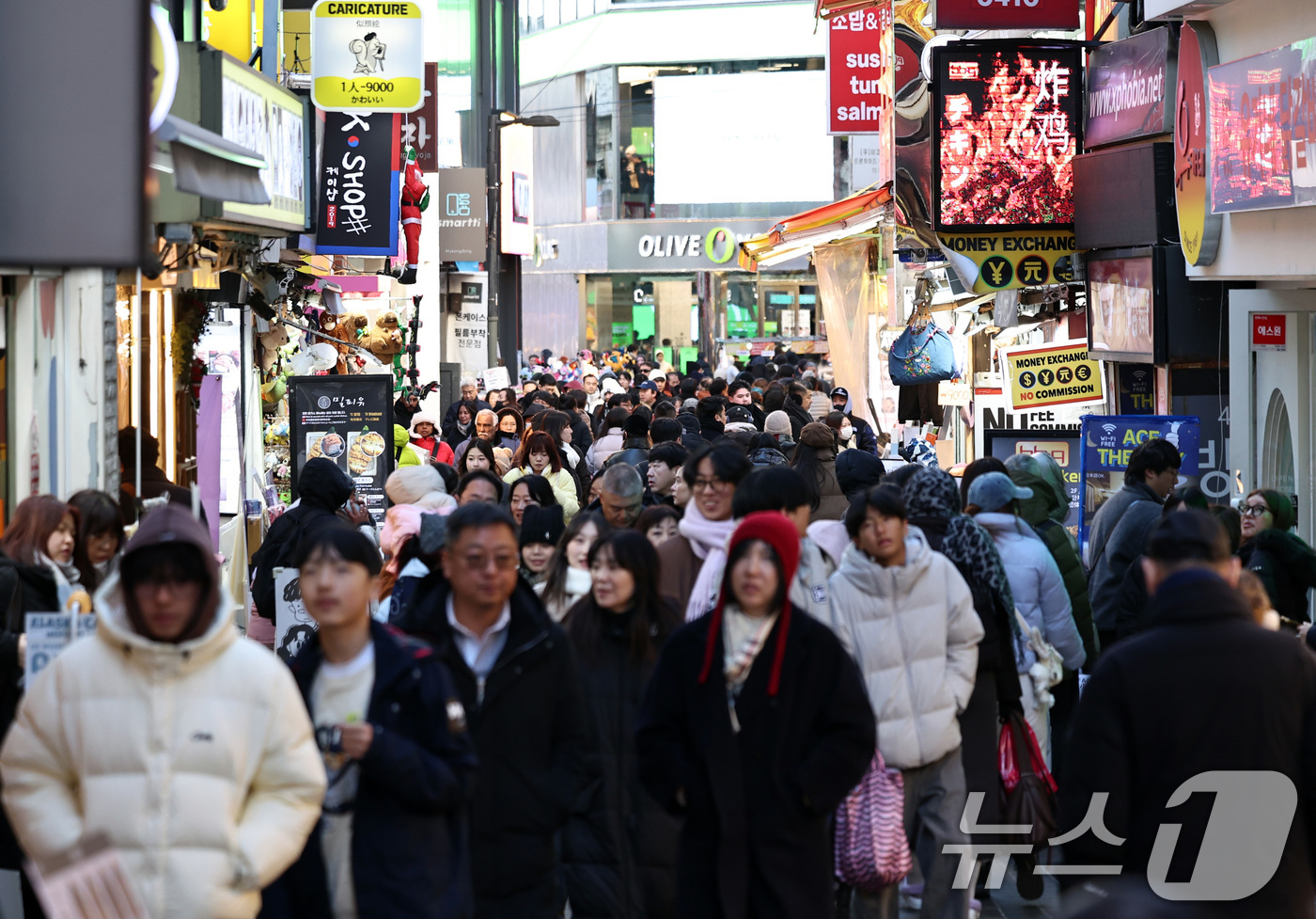 (서울=뉴스1) 구윤성 기자 = 병오년 새해 첫날인 1일 오후 서울 중구 명동거리가 외국인관광객과 나들이객들로 북적이고 있다. 2026.1.1/뉴스1