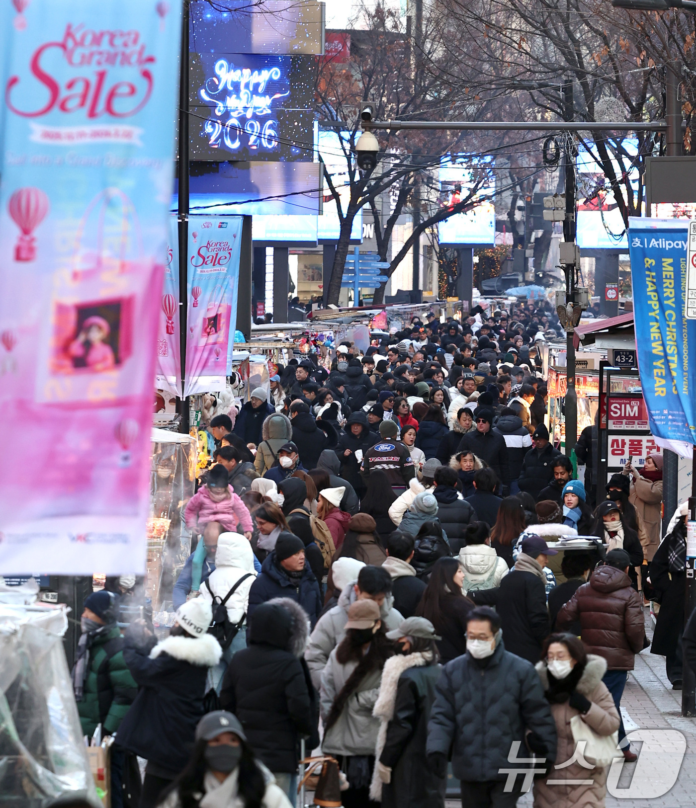 (서울=뉴스1) 구윤성 기자 = 병오년 새해 첫날인 1일 오후 서울 중구 명동거리가 외국인관광객과 나들이객들로 북적이고 있다. 2026.1.1/뉴스1
