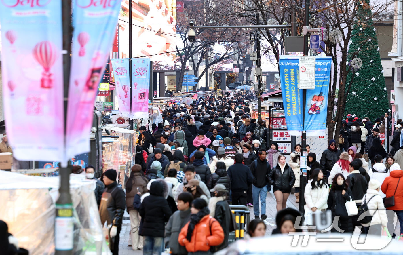 (서울=뉴스1) 구윤성 기자 = 병오년 새해 첫날인 1일 오후 서울 중구 명동거리가 외국인관광객과 나들이객들로 북적이고 있다. 2026.1.1/뉴스1