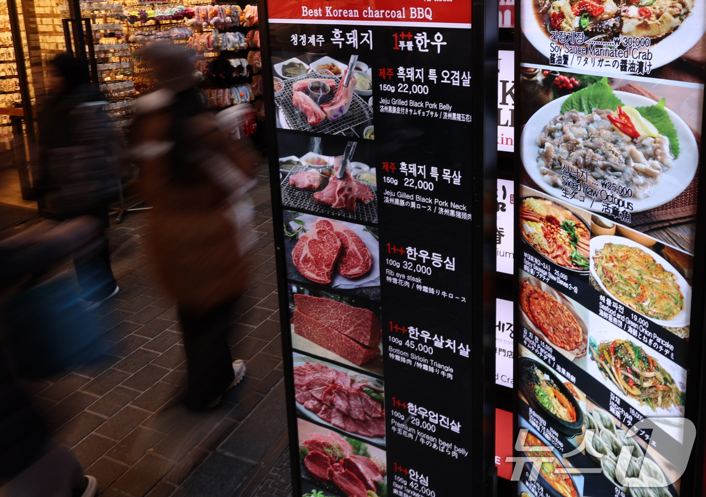 (서울=뉴스1) 구윤성 기자 = 곡물 및 수산물 가격과 고환율 영향 등으로 외식물가도 오르고 있다.1일 국가데이터처가 발표한 '2025년 12월 및 연간 소비자물가동향'에 따르면, …