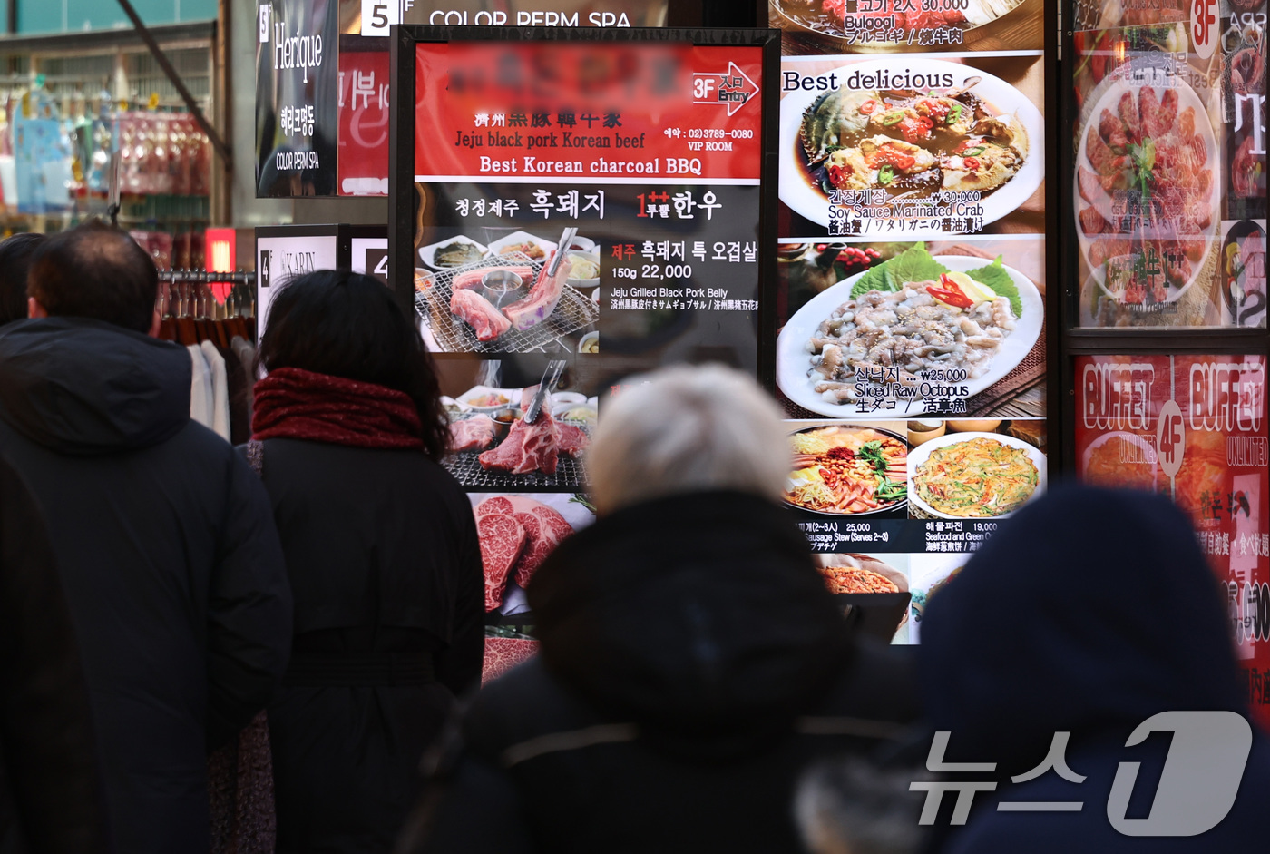 (서울=뉴스1) 구윤성 기자 = 곡물 및 수산물 가격과 고환율 영향으로 외식물가도 오르고 있다.1일 국가데이터처가 발표한 '2025년 12월 및 연간 소비자물가동향'에 따르면, 지 …
