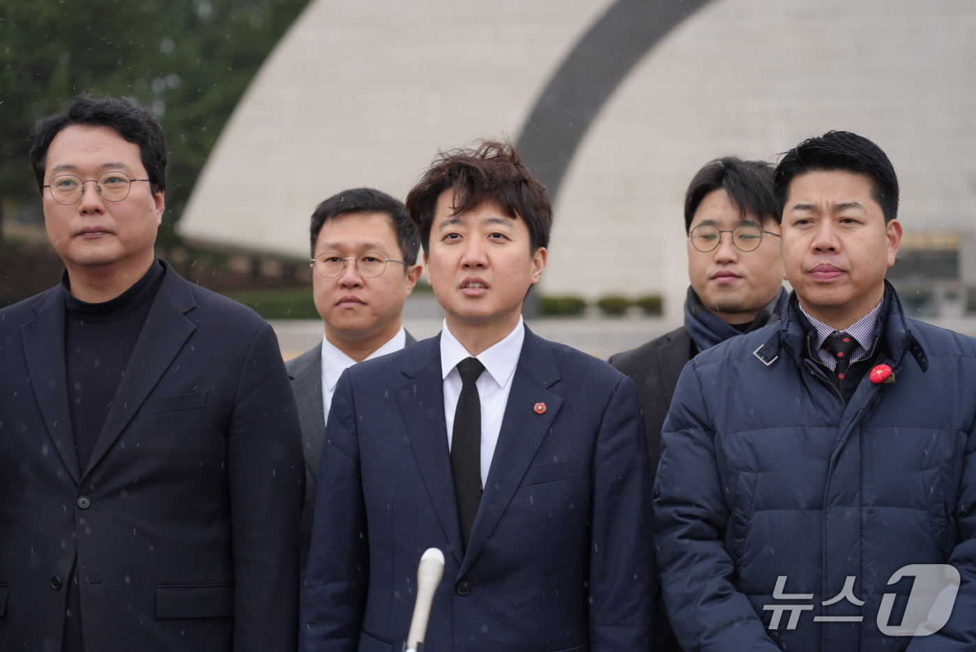 (제주=뉴스1) = 이준석 개혁신당 대표가 새해 첫 날인 1일 제주 4·3 평화공원을 찾아 참배한 뒤 취재진의 질문에 답하고 있다. 왼쪽부터 천하람 원내대표, 김성열 수석최고위원, …